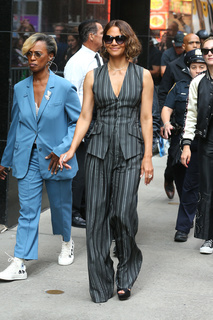Halle Berry feet photo thumbnail