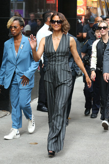 Halle Berry feet photo thumbnail