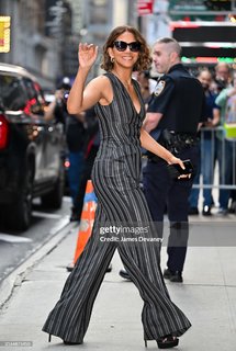Halle Berry feet photo thumbnail