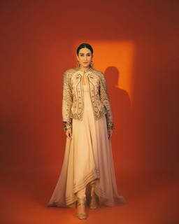 Karisma Kapoor feet photo thumbnail