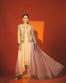 Karisma Kapoor feet photo thumbnail
