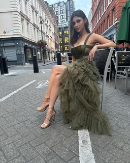 Mouni Roy feet photo thumbnail
