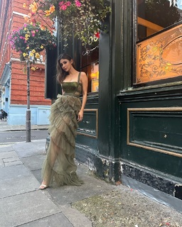Mouni Roy feet photo thumbnail