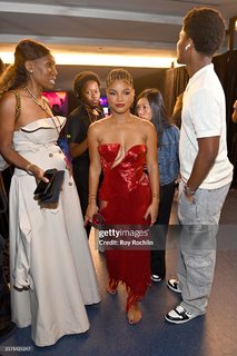 Halle Bailey feet photo thumbnail