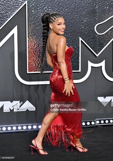 Halle Bailey feet photo thumbnail