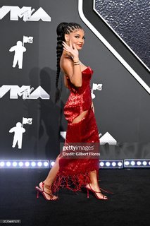Halle Bailey feet photo thumbnail