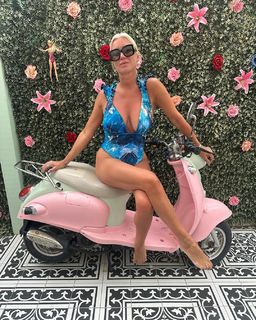 Denise Van Outen feet photo thumbnail