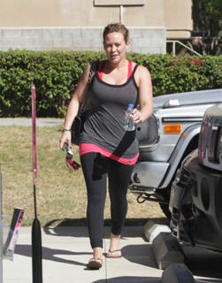 Hilary Duff feet photo thumbnail