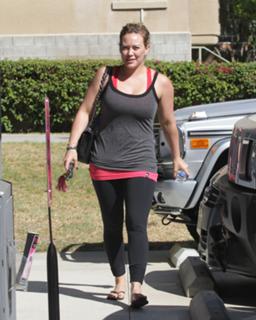 Hilary Duff feet photo thumbnail
