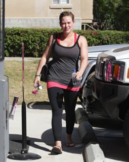 Hilary Duff feet photo thumbnail