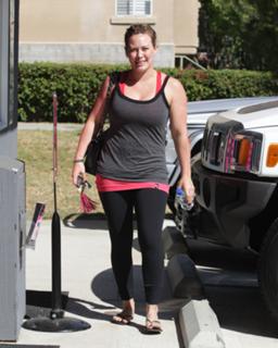 Hilary Duff feet photo thumbnail