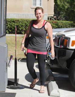 Hilary Duff feet photo thumbnail