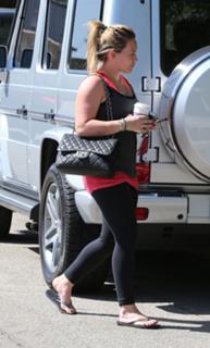 Hilary Duff feet photo thumbnail