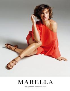 Milla Jovovich feet photo thumbnail
