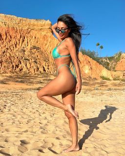 Nicole Scherzinger feet photo thumbnail