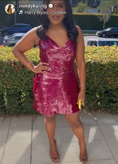Mindy Kaling feet photo thumbnail