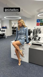 Amanda Holden feet photo thumbnail