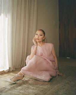 Ariana Grande feet photo 5