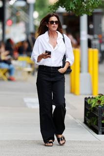 Cindy Crawford feet photo thumbnail