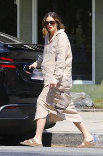 Mandy Moore feet photo thumbnail