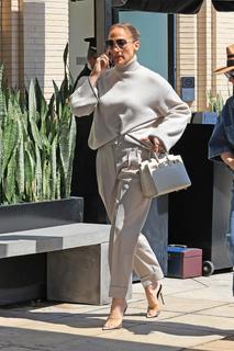 Jennifer Lopez feet photo thumbnail
