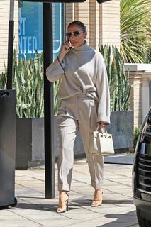 Jennifer Lopez feet photo thumbnail