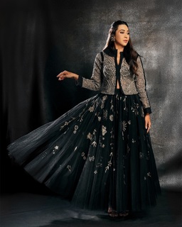 Karisma Kapoor feet photo thumbnail
