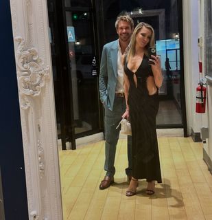 Katie Cassidy feet photo thumbnail