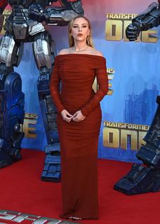 Scarlett Johansson feet photo thumbnail