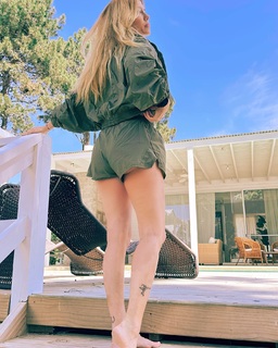 Nicole Neumann feet photo thumbnail