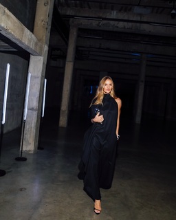 Rosie Huntington-Whiteley feet photo thumbnail