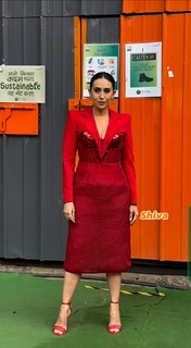 Karisma Kapoor feet photo thumbnail