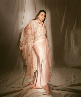 Karisma Kapoor feet photo thumbnail