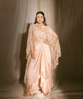Karisma Kapoor feet photo thumbnail