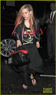 Avril Lavigne feet photo thumbnail
