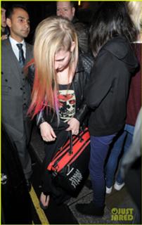 Avril Lavigne feet photo thumbnail