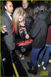 Avril Lavigne feet photo thumbnail