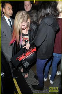Avril Lavigne feet photo thumbnail