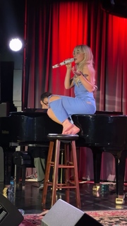 Sabrina Carpenter feet photo thumbnail