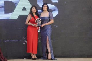 Zareen Khan feet photo thumbnail