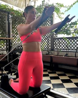 Kareena Kapoor feet photo thumbnail