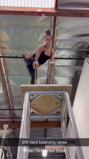 Sofie Dossi feet photo thumbnail