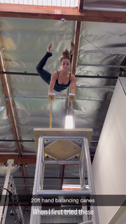 Sofie Dossi feet photo thumbnail