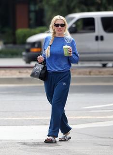 Kesha feet photo thumbnail