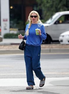Kesha feet photo thumbnail