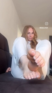 Kay Hansen feet photo thumbnail