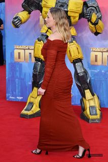 Scarlett Johansson feet photo thumbnail