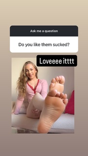 Kay Hansen feet photo thumbnail