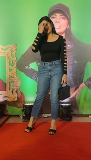 Zareen Khan feet photo thumbnail