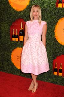 Kaley Cuoco feet photo thumbnail